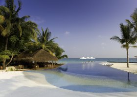 maledivy-hotel-kuramathi-island-resort-099_ext_w_1.jpg
