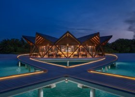 maledivy-hotel-movenpick-resort-kuredhivaru-122_ext_w_1.jpg