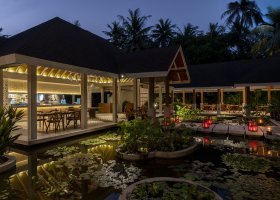 maledivy-hotel-niva-dhigali-243_ext_w_1.jpg