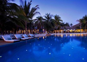 maledivy-hotel-velassaru-maldives-141_ext_w_1.jpg