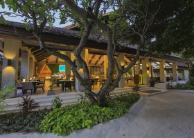 maledivy-hotel-velassaru-maldives-250_ext_w_1.jpg