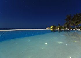 maledivy-hotel-velassaru-maldives-319_ext_w_1.jpg